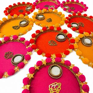 Thali de prière Ganesha Pompom avec Diya en métal, ensemble de thali décoratif religieux festif fait à la main - Product Image 1