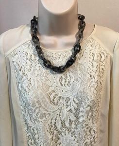 Collar de Moda con Cuentas de Resina y Dije Floral Hecho a Mano, Cadena Elegante con Perlas Naturales para Fiestas y Eventos - Product Image 3