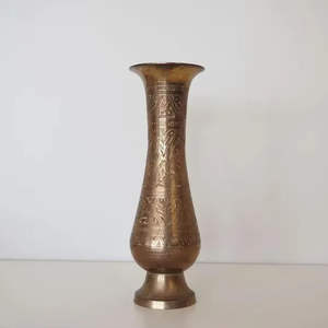 Jarrón Decorativo Tradicional de Latón con Diseño Floral Acrílico, Regalo Perfecto o Adorno para el Hogar a un Precio Razonable - Product Image 1