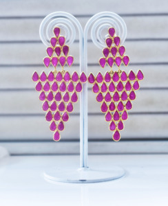 Pendientes de Oro de 18K con Rubí Natural, Diseño de Araña de Múltiples Niveles, Gema Magenta con Corte de Pera, Estilo Lágrima - Product Image 1