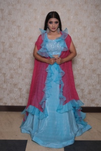 Élégant Lehenga Choli de soirée bleu en crêpe, coupe droite, avec volants, imprimé géométrique, longueur ras du sol, col licou, sans manches - Product Image 5