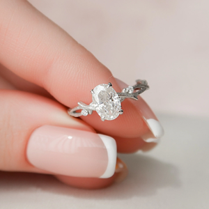 แหวนหมั้นเพชรทรงรีสไตล์โรแมนติกสำหรับผู้หญิง ทอง 14K เพชรเพาะเลี้ยงในห้องปฏิบัติการ รับรองโดย IGI - Product Image 1