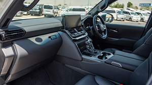 Toyota Land Cruiser LC 300 d'occasion 2024, essence turbo, transmission automatique, moteur 3,34 litres, 4x4, conduite à droite - Product Image 6