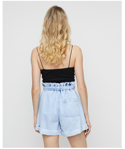 Shorts en jean bleu clair taille haute pour femme avec ceinture, style décontracté, coupe régulière, tissu en coton lavé respirant - Product Image 2