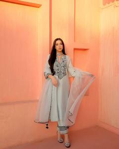 ENSEMBLE EXCLUSIF DE 3 PIÈCES : PANTALON ET DUPATTA - Product Image 2