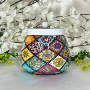 Pot blanc avec décorations de lotus artisanales sur pichwai métallique, couvercle élégant avec bouton en cristal, disponible à prix de gros. - Product Image 3