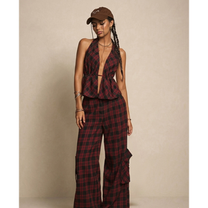 Ensemble coordonné deux pièces gothique à carreaux cramoisies, style punk rétro, avec haut licou et bas cargo utilitaire à jambes larges, dos ouvert et peplum - Product Image 3