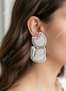 Boucles d'oreilles pendantes faites à la main en perles pour femmes, motif chat avec strass blancs, mignonnes et tendance, idéales pour les fêtes, mariages ou comme cadeau. - Product Image 6