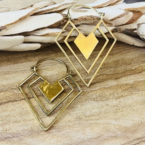 Boucles d'oreilles géométriques minimalistes très demandées en laiton pour femmes, finition laiton antique, boucles d'oreilles créoles Chevron pour la vente en gros/OEM/ODM - Product Image 2