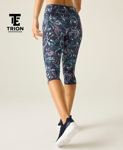 Leggings 3/4 sculptants pour femmes, motif léopard vert, effet push-up, coupe capri, style sport actif, avec logo personnalisé et marque privée, vente en gros - Product Image 3