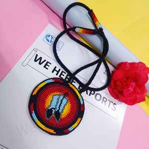 Collier pendentif mains en prière perlées faites à la main avec perles noires, rouges, jaunes, bleues et grises et cordon long pour un usage artistique et culturel - Product Image 5