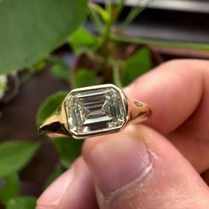 Anillo de Compromiso East West de 1 Quilate con Engaste de Bisel, Oro Amarillo de 14K, Joyería Fina con Diamantes, Certificado IGI, Claridad VVS, Color EF - Product Image 1