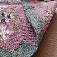 Handgefertigter Woll-Kelim-Teppich Traditionelles Flachgewebe Abstraktes Design Niedriger Flor Natürliche Farbstoffe Langlebig Handgewebt Umweltfreundlich