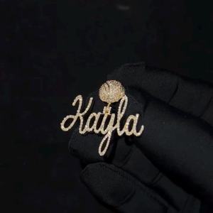 จี้เพชรโมอิสซาไนต์แบบกำหนดเองผ่านการทดสอบมาตรฐาน VVS พร้อมจี้ตัวอักษรสำหรับผู้ชายและผู้หญิง สไตล์ฮิปฮอป เงินแท้ 925 ประดับเพชร - Product Image 6