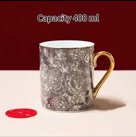 Mug à café en porcelaine fine avec motifs floraux complexes et élégants, bordure dorée et poignée plaquée or