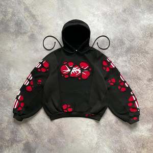 Sudadera con Capucha Negra Extra Grande con Aplique de Huella Roja, Manga Larga, Unisex, Estilo Casual Urbano, Ropa de Otoño - Product Image 1