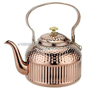 Hervidor de cobre antiguo con diseño de firma y forma ergonómica, ideal para decoración de estilo de museo o accesorios vintage - Product Image 2