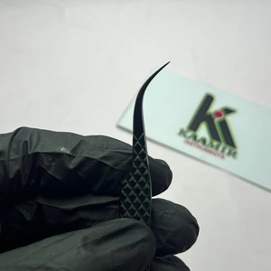 Pince à cils professionnelle Kaamir en acier inoxydable courbé noir, anti-magnétique, haute précision, pour volume intense - Product Image 6