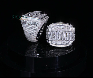 Anillo de cóctel de plata 925 para hombre con moissanita, corte brillante redondo, engaste pavé, diseño de letras, estilo de lujo - Product Image 3