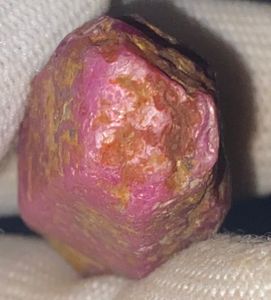 หินหยาบทับทิมธรรมชาติ128.65กะรัตจาก Kenya femos John ซาอูลเหมือง - Product Image 1