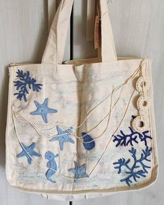 Sac fourre-tout brodé et perlé fait main par un designer pour femmes, avec des motifs artistiques détaillés et une fabrication haut de gamme - Product Image 6