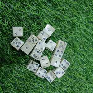 Dés de jeu de haute qualité, faits à la main, polis, en matériau organique, au toucher réel, design personnalisable, caractéristiques écologiques, emballage personnalisé - Product Image 2