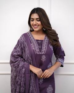 Ensemble Kurta Palazzo en mousseline imprimé floral violet avec dupatta, col en V, manches 3/4, coupe ample, tenue ethnique - Product Image 2