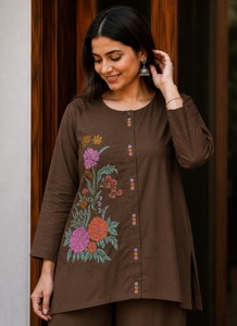 Conjunto de Dos Piezas de Algodón Premium con Hermoso Bordado de Diseño, Top de Algodón Combinado con Pantalón de Algodón - Product Image 2