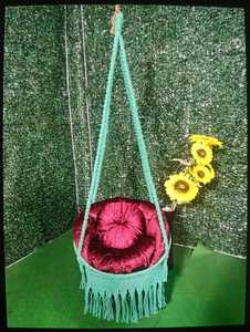 Panier d'emballage traditionnel en bambou fait main et écologique avec coussin rouge et pompons, décoration d'intérieur du Jharkand, Bikash Enterprises - Product Image 1