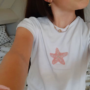 เสื้อครอปปักลายลูกปัดสีชมพูรูปสตรอว์เบอร์รี่สำหรับผู้หญิง แฟชั่นลำลองฤดูร้อน เสื้อผ้าคุณภาพพรีเมียม ผ้าฝ้ายสีขาวเนื้อริบ - Product Image 1