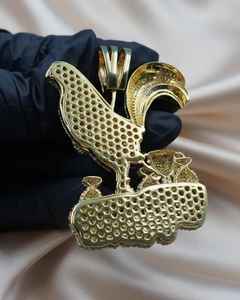 Pendentif Coq Homme en Moissanite Ronde, Argent 925 Plaqué Or Jaune 14K, Style Hip Hop Iced Out pour Hommes - Product Image 2