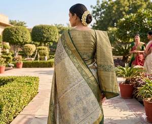 Sari de Seda Banarasi de Lujo con Bordado Zari, Sari Tradicional Indio para Bodas, Sari de Diseño Étnico para Fiestas - Product Image 5