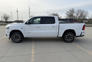 RAM 1500 Laramie Turbo Deluxe Premium con Navegación y Tracción en las Cuatro Ruedas, Asientos de Cuero, Techo Corredizo, Cámara Trasera de 360° - Product Image 3
