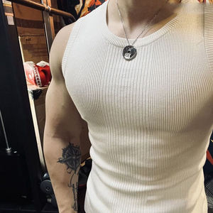 Camiseta sin mangas de punto acanalado azul claro para hombre, cuello redondo, color liso, transpirable, informal, con logo frontal, para entrenamiento y gimnasio - Product Image 5