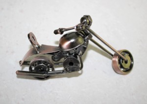 Modelo de Motocicleta Chopper de Metal Vintage Hecho a Mano |   Escultura de Bicicleta de Hierro Reciclado Industrial para Decoración de Mesa y Regalos B2B - Product Image 4