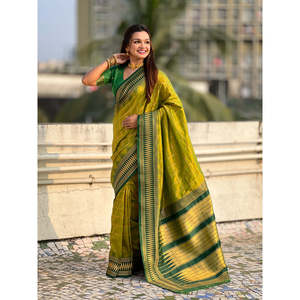 Sari Tradicional de Seda Suave Verde con Estampado de Cuadros y Bordado Zari en Contraste, Vestidos de Club con Mehendi - Product Image 1