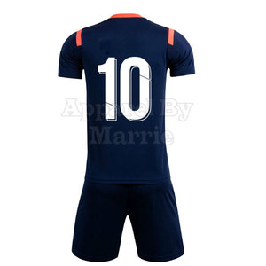 Tenue de football fabriquée en tissu respirant conçu pour garder les joueurs au frais et au sec pendant les matchs de football intenses - Product Image 2