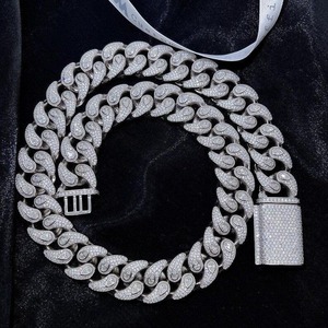 Cadena de Eslabones Cubanos con Diseño de Moissanita Redonda de 12 mm en Oro Blanco, la Más Vendida, a la Venta desde India - Product Image 1