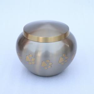 Urne funéraire moderne en laiton de haute qualité pour animaux de compagnie, modèle Odyssey, avec motif de patte gravé, électroplaquée et moulée pour le stockage des cendres d'animaux. - Product Image 2