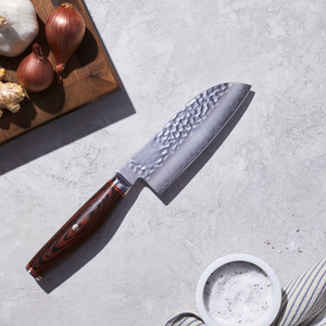 Couteaux de chef avec manches en bois grainé brun et noir et lames martelées argentées pour couper les fruits, les légumes et préparer les aliments - Product Image 2