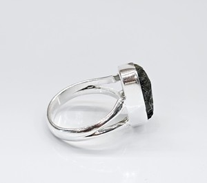 แหวนมอลดาวิทธรรมชาติทำมือในเงินแท้ 925 เครื่องประดับมินิมอลสไตล์ช่างฝีมือ ผลิตในอินเดีย - Product Image 3