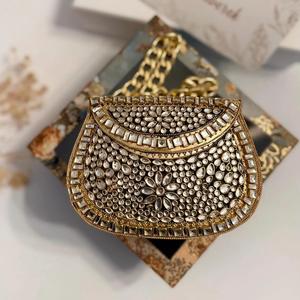 Bolso de noche multifuncional de moda con correa de cadena metálica, forro de satén y cierre de solapa. - Product Image 1