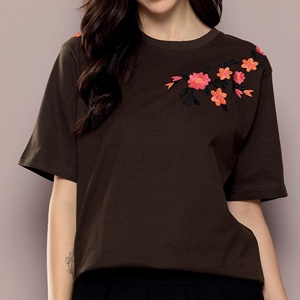 เสื้อยืดคอกลมปักลายลูกไม้สีน้ำตาลสำหรับผู้หญิง รุ่นใหม่ แขนสั้น ทรงปกติ ผ้าเจอร์ซีย์ 100% คอตตอน เป็นมิตรกับสิ่งแวดล้อม เหมาะสำหรับฤดูร้อน - Product Image 1