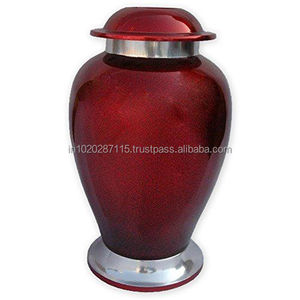 Urnas para mascotas de metal Premium hechas a mano de diseño asequible para cenizas de mascotas con tapa superior de rosca segura y elegante trabajo antiguo - Product Image 4