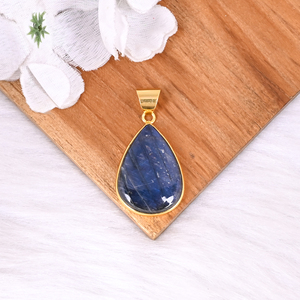 Pendentif artisanal en labradorite naturelle, serti de griffes géométriques, en laiton plaqué or - Product Image 4