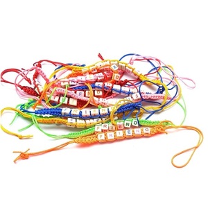 Paquete de 12 Esculturas de Madera Pulida de la Amistad para Niñas, Niños, Adultos y Niños Pequeños - Edición Navideña - Product Image 1