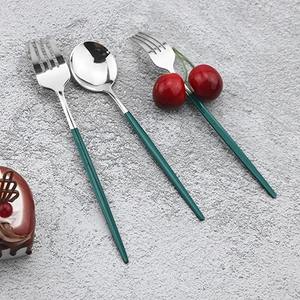 Couverts élégants en argent avec manches vertes et fines, idéaux pour les hôtels, restaurants, complexes hôteliers et tables de buffet, fabriqués en Inde. - Product Image 1