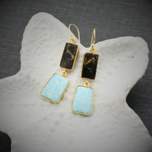 Boucles d'oreilles uniques plaquées or 18 carats avec pierres d'amazonite et de cuivre noir |   Boucles d'oreilles pendantes rectangulaires modernes - Product Image 5