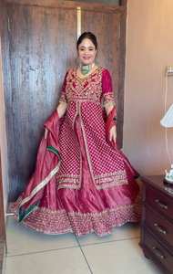 Conjunto de Kurti, Lahenga y Dupatta TOP KALI CUT de seda Chinon con bordado multicolor de lentejuelas - Product Image 4