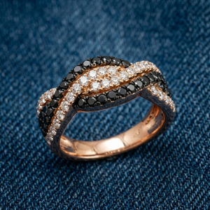 Bague croisée moderne en or rose 18 carats avec diamants noirs et blancs, motif torsadé et pavé, cadeau de luxe pour femme - Product Image 1